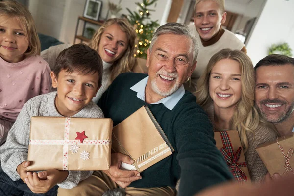 クリスマスプレゼントで自撮りを取る異なる世代の白人家族 — ストック写真