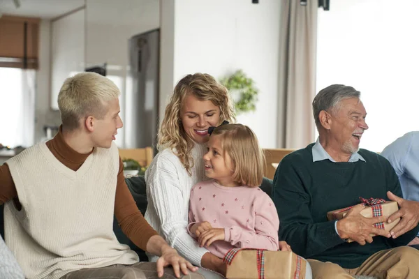Multi Geração Família Caucasiana Sentado Segurando Presentes Natal Casa — Fotografia de Stock