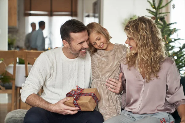 Elegant Kaukasiska Familj Föräldrar Och Flicka Sitter Och Håller Julklappar — Stockfoto