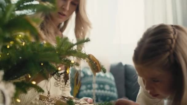 Menina Branca Mãe Decorando Árvore Natal Tiro Com Câmera Hélio — Vídeo de Stock