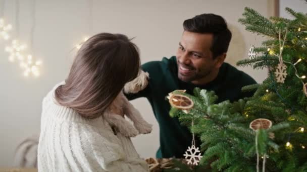 Pareja Con Perro Decorando Árbol Navidad Casa Fotografía Con Cámara — Vídeos de Stock