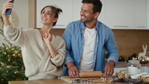 Glückliches Paar Beim Videoanruf Der Küche Beim Backen Von Weihnachtsplätzchen — Stockvideo