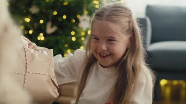 Menina Branca Abraçando Mãe Depois Dar Receber Presente Natal Tiro — Vídeo de Stock