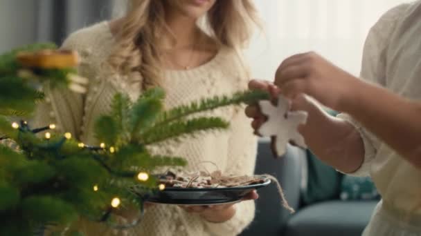 Vit Liten Flicka Och Mor Dekorera Julgran Med Pepparkakor Hänge — Stockvideo