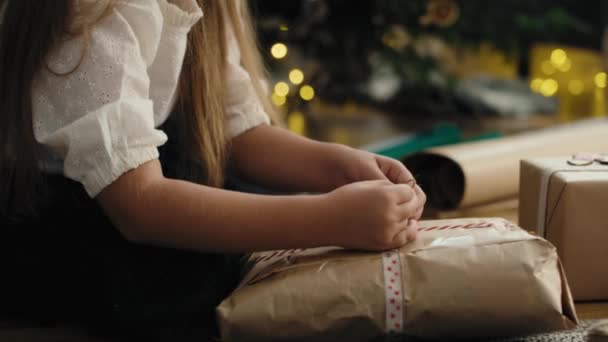 Menina Branca Embrulhar Presentes Natal Chão Tiro Com Câmera Hélio — Vídeo de Stock
