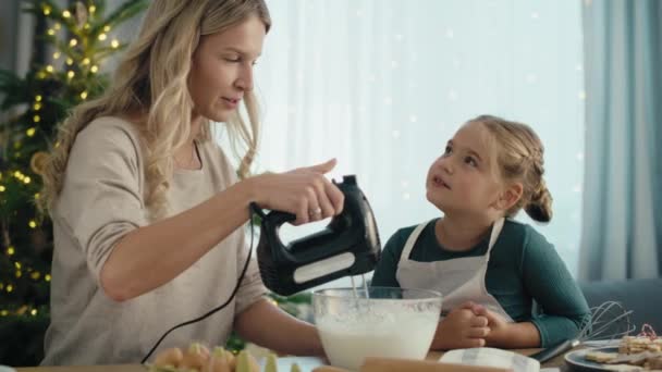 Kafkas Anne Kızı Noel Den Önce Mutfakta Tatlı Yiyecekler Hazırlıyorlar — Stok video