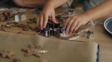 Kafkas kadının pişirme tepsisine çiğ zencefilli kurabiye koyması. 8K 'da kırmızı helyum kamerayla çekildi..    