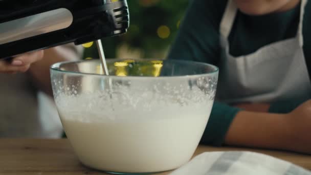 Madre Hija Caucásicas Preparando Cocción Con Batidora Eléctrica Degustación Posterior — Vídeos de Stock