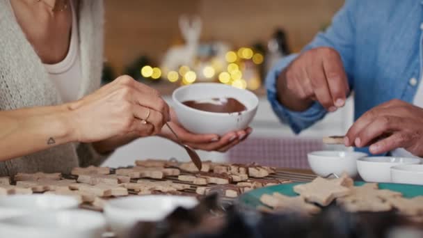 Nierozpoznawalna Wieloetniczna Para Dekorująca Słodkie Ciasteczka Domu Podczas Świąt Bożego — Wideo stockowe