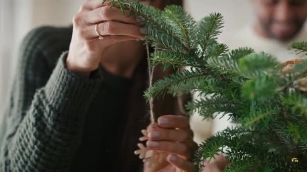 Casal Feliz Decorando Árvore Natal Casa Tiro Com Câmera Hélio — Vídeo de Stock