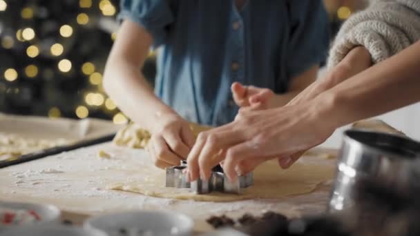 Primer Plano Chica Irreconocible Con Mamá Haciendo Galletas Navidad Cocina — Vídeos de Stock