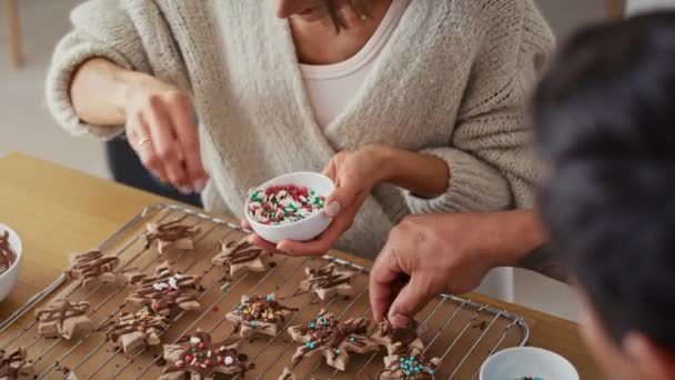 Vue Angle Élevé Couple Multi Ethnique Qui Décore Les Biscuits — Video