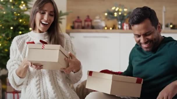 Multi Ethnizität Paar Öffnet Weihnachtsgeschenke Hause Und Spaß Haben Aufnahme — Stockvideo