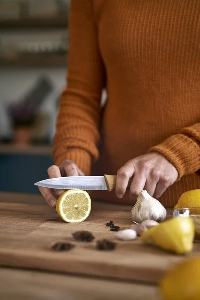 Primer Plano Mujer Caucásica Cortando Limón Cocina —  Fotos de Stock