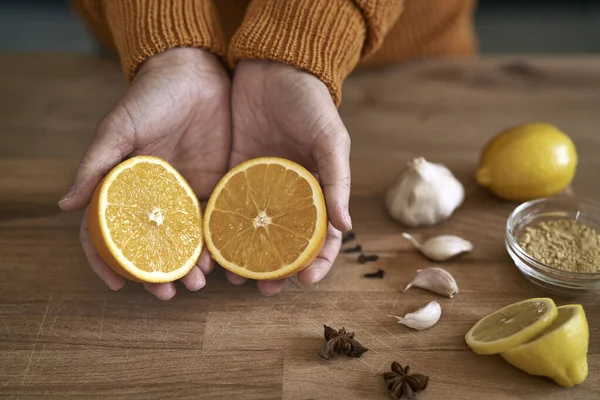 Frau Hält Offene Orange Der Küche Händen — Stockfoto