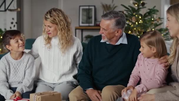 Caucasian Big Family Spending Christmas Together Home Shot Red Helium — Stock Video