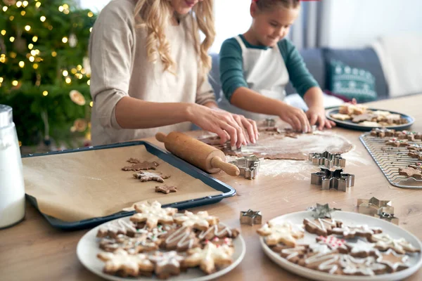 Kaukázusi Lánya Csinál Cookie Kat Karácsonykor Konyhában — Stock Fotó