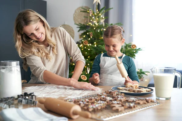 Kaukázusi Lánya Hogy Cookie Kat Szórakozás Karácsonykor Konyhában — Stock Fotó