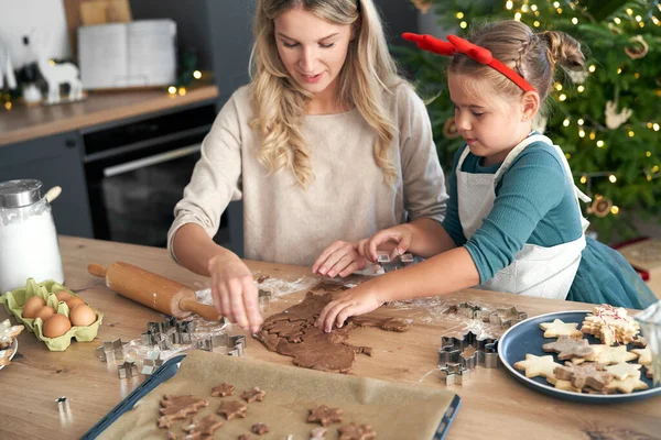 Kaukasierin Mit Tochter Backt Weihnachten Plätzchen Der Küche — Stockfoto