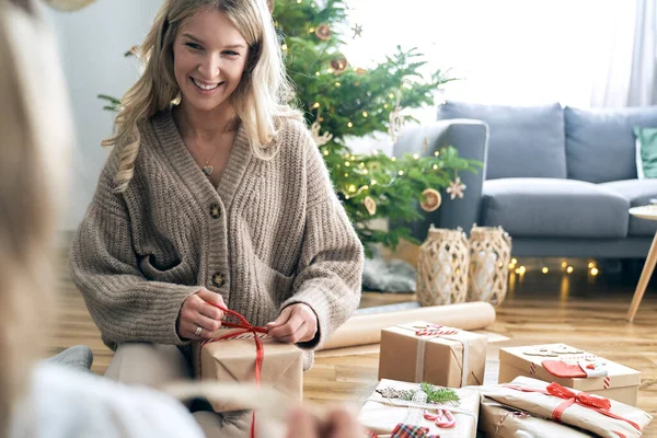 Vit Kvinna Inslagning Julklappar Golvet Och Titta Den Andra Personen — Stockfoto