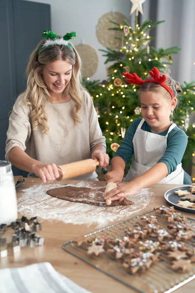 Femme Caucasienne Avec Fille Faisant Des Biscuits Pendant Période Noël — Photo