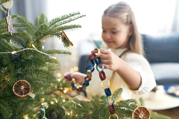 Menina Branca Decorando Árvore Natal Com Cadeia Papel Diy — Fotografia de Stock