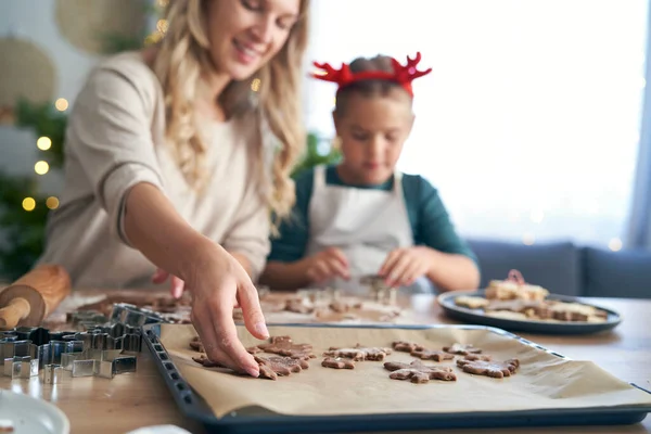 Mujer Caucásica Con Hija Haciendo Galletas Navidad Cocina — Foto de Stock