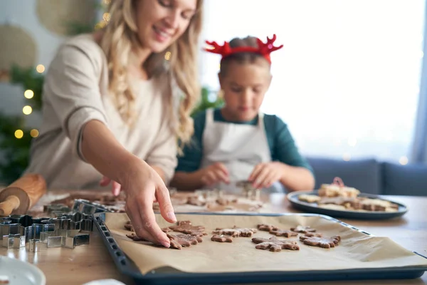 Kaukázusi Lánya Csinál Cookie Kat Karácsonykor Konyhában — Stock Fotó