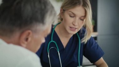 Ev ziyaretinde beyaz kadın doktor vardı. 8K 'da kırmızı helyum kamerayla çekildi..   