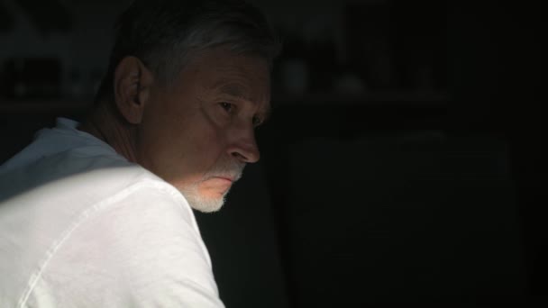 Pria Kaukasia Senior Dengan Masalah Mental Duduk Dalam Kegelapan Ditembak — Stok Video
