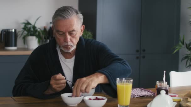 Senior Kaukasische Man Die Thuis Ontbijt Opgenomen Met Red Helium — Stockvideo