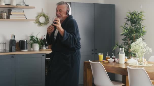 Ein Älterer Mann Mit Energie Tanzt Und Singt Morgens Hause — Stockvideo