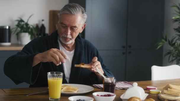 Senior Kaukasische Man Die Thuis Ontbijt Opgenomen Met Red Helium — Stockvideo