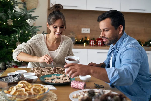 Casal Multi Etnia Decorando Biscoitos Doces Casa Durante Natal — Fotografia de Stock