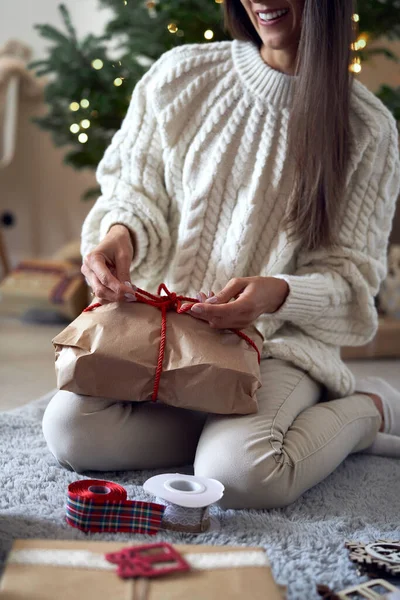 Baixa Seção Mulher Caucasiana Embalagem Presente Natal Casa — Fotografia de Stock