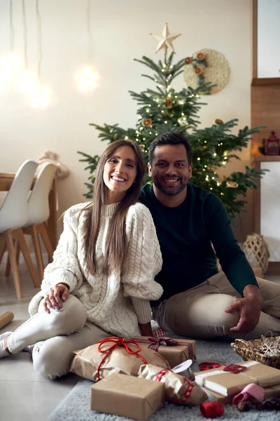 Retrato Casal Feliz Multi Etnia Com Presente Natal Casa — Fotografia de Stock