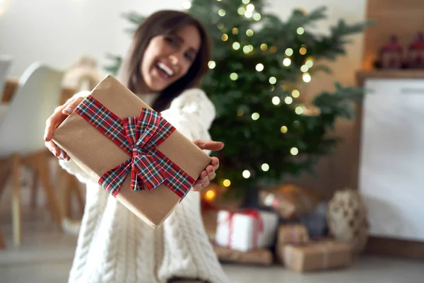 Улыбающаяся Белая Женщина Рождественским Подарком Дома — стоковое фото
