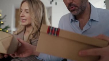 Aile Noel hediyelerini evde paylaşıyor. 8K 'da kırmızı helyum kamerayla çekildi..  