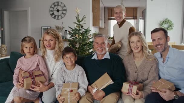 Portret Van Een Elegante Blanke Familie Met Kerstcadeaus Kijkend Naar — Stockvideo
