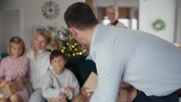クリスマスの時間に家族と写真を撮るためにカメラを準備している白人男性 8Kでレッドヘリウムカメラで撮影 — ストック動画