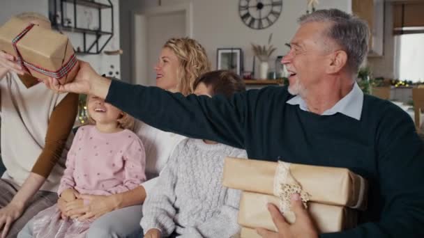 高年级的高加索人祖父与家人分享圣诞礼物 用8K的红色氦相机拍摄 — 图库视频影像