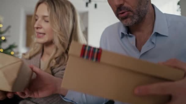 Familia Compartiendo Los Regalos Navidad Juntos Casa Fotografía Con Cámara — Vídeo de stock