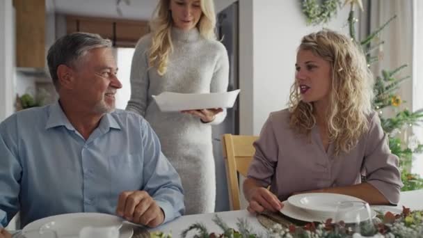 Biała Rodzina Zaczyna Jeść Razem Świąteczną Kolację Nakręcony Aparatem Hel — Wideo stockowe