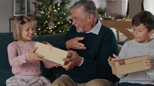 Abuelo Mayor Compartiendo Los Regalos Navidad Con Los Niños Fotografía — Vídeos de Stock