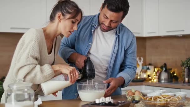 Pareja Multiétnica Haciendo Pastel Juntos Navidad Fotografía Con Cámara Helio — Vídeo de stock