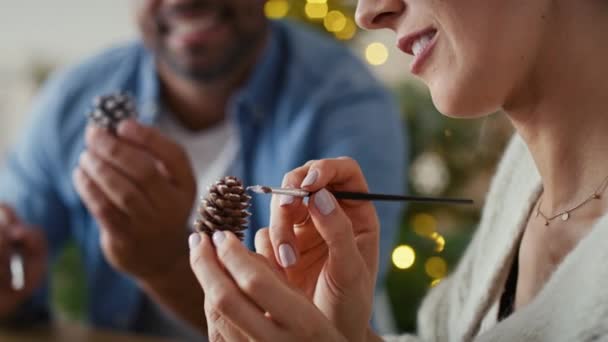 Casal Etnia Multi Cone Decoração Com Tinta Branca Durante Natal — Vídeo de Stock