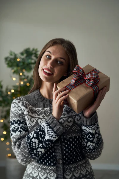 Белая Женщина Держит Рождественский Подарок Смотрит Камеру — стоковое фото