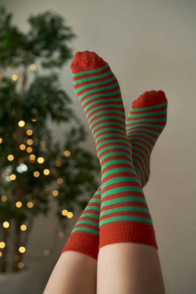 Parte Delle Gambe Della Donna Che Indossa Calzini Natale — Foto Stock