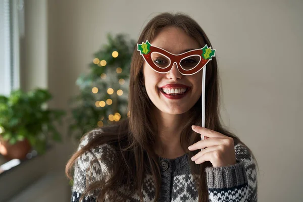 拿着可笑的圣诞眼镜的白人女人 — 图库照片
