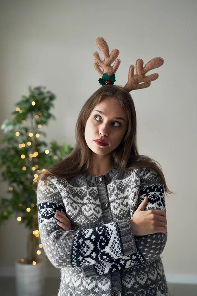 Donna Caucasica Con Corna Divertenti Guardando Lontano Durante Natale — Foto Stock